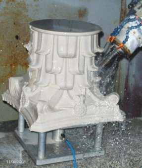 Produção de um capitel jónico, que a Sopedra pode produzir porque dispõe dos mais modernos equipamentos e tecnologias para a transformação de granitos e mármores