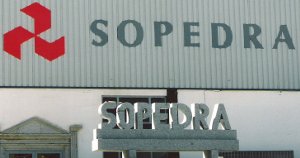 Pormenores da entrada das instalações da Sopedra