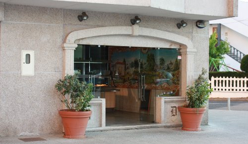 Porta em arco de granito da secção de take-away da confeitaria D. Dinis, na cidade de Bragança